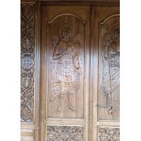 Різьблені церковні двері з архангелами Михаїлом і Гавриїлом