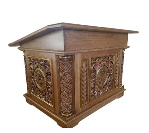Oak tetrapod with gilding, size 130×90×85 cm