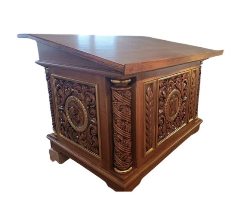 Oak tetrapod with gilding, size 130×90×85 cm