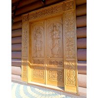 Різьблені церковні двері з архангелами Михаїлом і Гавриїлом