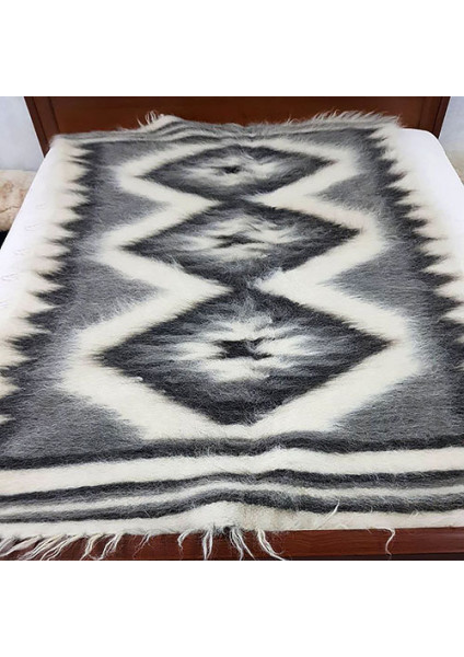 Hutsul hand-made blanket "Tradition"