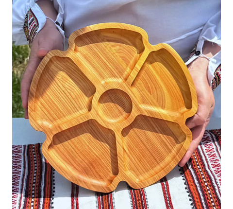 Serving dish "Flower" — round wooden plate