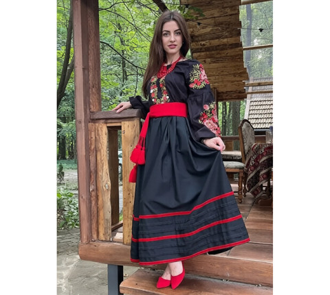 Український жіночий національний костюм «Стрій Родоводу» — вишита сорочка та спідниця з крайкою