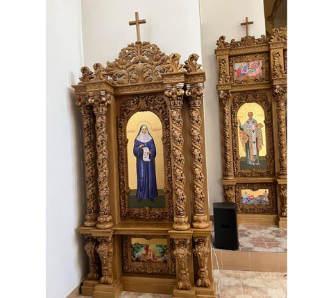Авторський іконостас зі світлого дуба з овальними медальйонами на Царських вратах