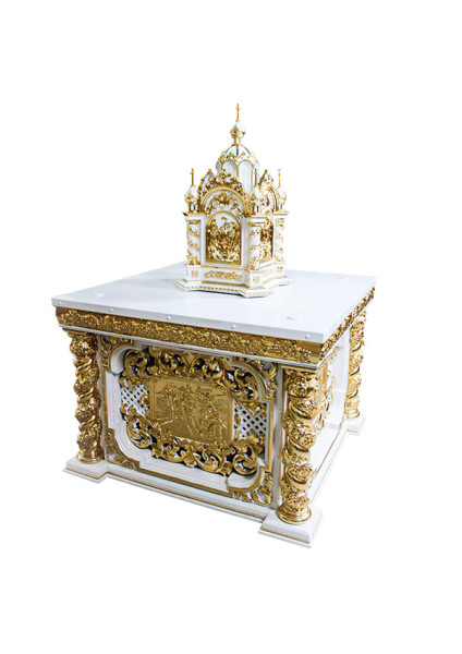 The throne and the altar made of alder in white color with gilded carvings.