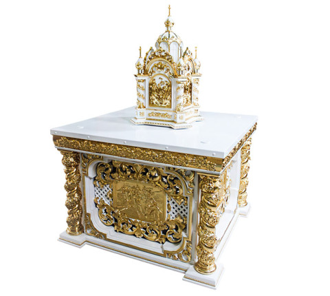 The throne and the altar made of alder in white color with gilded carvings.