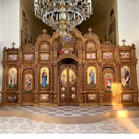 Іконостас з дуба медового тону з іконами в цоколі, с. Болоня Іконостас з дуба медового тону з іконами в цоколі, с. Болоня