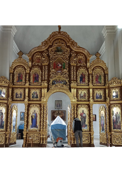 Золочений іконостас з вільхи з високою центральною частиною та бічними крилами