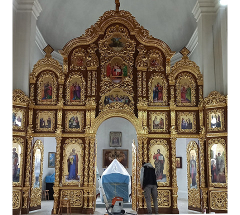 Золочений іконостас з вільхи з високою центральною частиною та бічними крилами