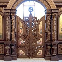 Іконостас з вільхи з тризубом на Царських вратах, с. Ліски