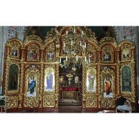 Gilded iconostasis made of alder on a cherry background, village of Myrolyubivka