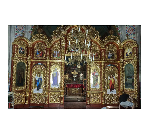Дворядовий іконостас з вільхи з суцільним золоченням різьби на вишневому тлі