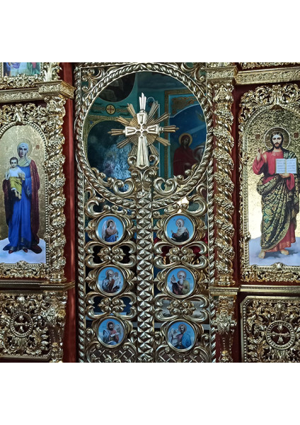 Дворядовий іконостас з вільхи з суцільним золоченням різьби на вишневому тлі