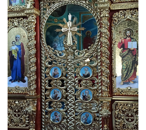 Дворядовий іконостас з вільхи з суцільним золоченням різьби на вишневому тлі