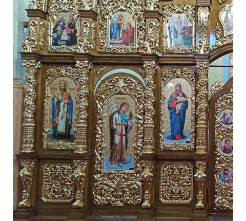 Two-tiered iconostasis made of alder with carvings and gilding with mirror gold.