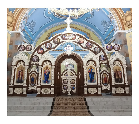 Авторський іконостас з вільхи з білою ажурною різьбою та аркою ікон-медальйонів