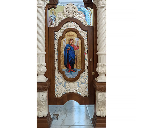 Авторський іконостас з вільхи з білою ажурною різьбою та аркою ікон-медальйонів