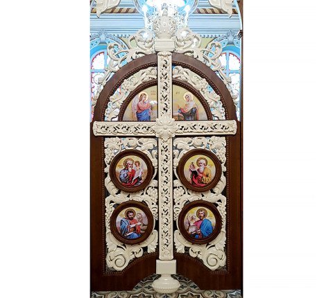Author's iconostasis made of alder with white openwork carving and an arch of icon medallions
