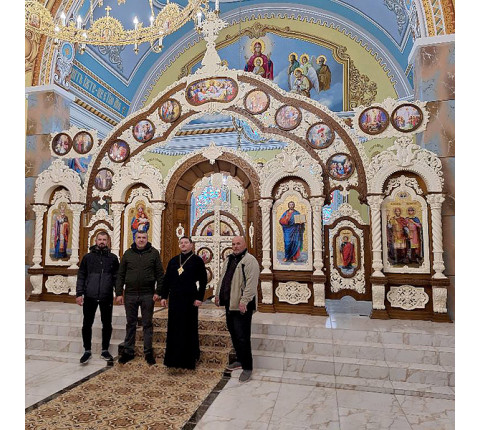 Авторський іконостас з вільхи з білою ажурною різьбою та аркою ікон-медальйонів