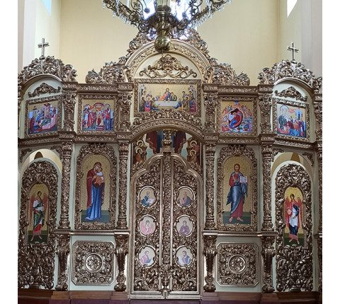 Авторський іконостас з вільхи з золоченою різьбою на світлому тлі та «Таємною вечерею»