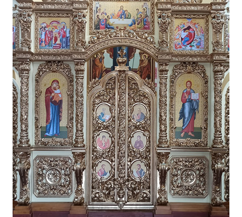 Авторський іконостас з вільхи з золоченою різьбою на світлому тлі та «Таємною вечерею»