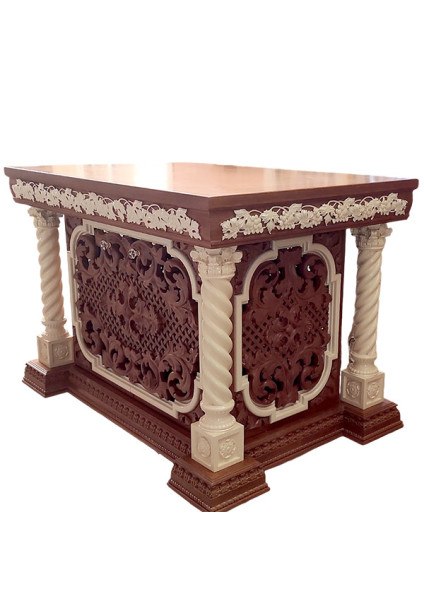 Altar made of alder with a brown body and gilded columns