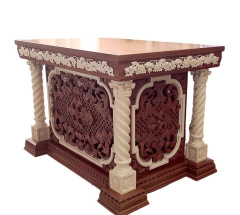 Altar made of alder with a brown body and gilded columns
