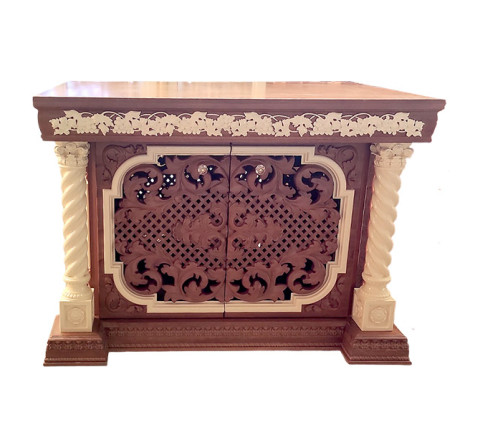 Altar made of alder with a brown body and gilded columns