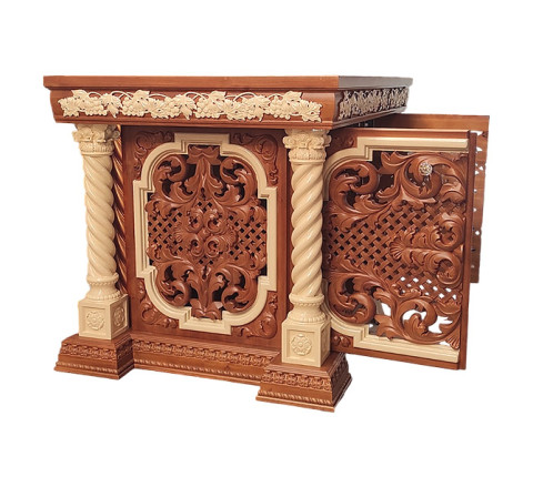 Altar made of alder with a brown body and gilded columns