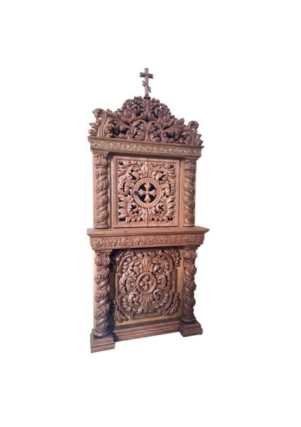 Two-tiered altar made of alder with a cabinet for the niche in the altar