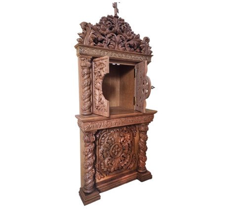 Two-tiered altar made of alder with a cabinet for the niche in the altar