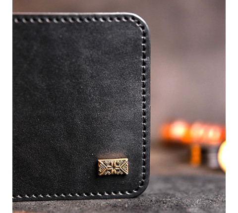 Light leather wallet with metal plate (black)