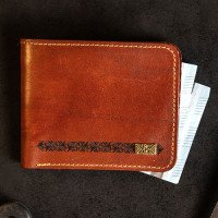 Шкіряний гаманець з гравіюванням і металевими елементами