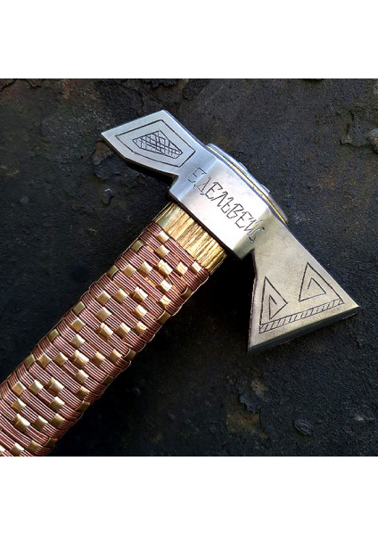 The "Edelweiss 3" axe is a compact companion for the mountains and home.