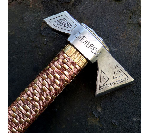 The "Edelweiss 3" axe is a compact companion for the mountains and home.