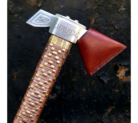 The "Edelweiss 3" axe is a compact companion for the mountains and home.