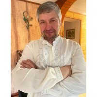 Чоловіча сорочка «Голубе небо» з ручною вишивкою в гуцульському стилі