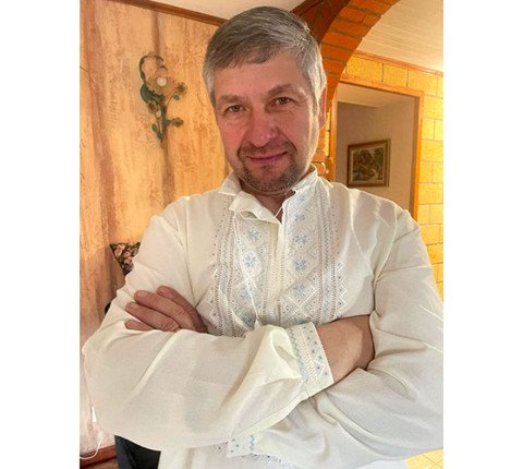 Чоловіча сорочка «Голубе небо» з ручною вишивкою в гуцульському стилі