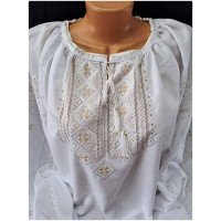 Women's shirt "Sunny" with embroidery in the color of the raglan.