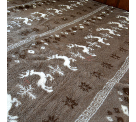 Blanket made of sheep wool by Oleny